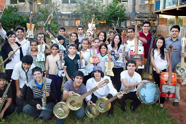 Landfill Harmonic Orchestra recyklovane hudobne nastroje 1