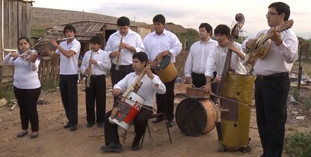 Landfill Harmonic Orchestra recyklovane hudobne nastroje 4