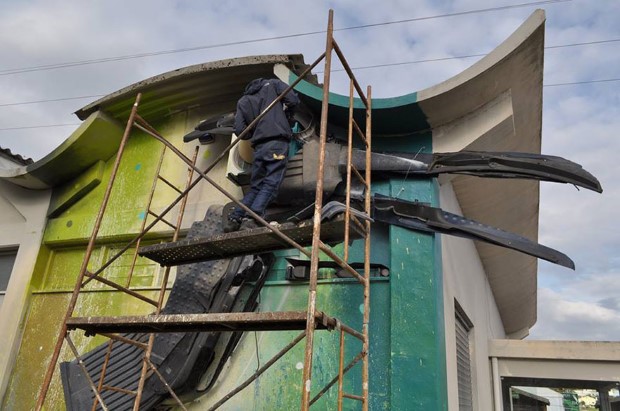 Umelec mení veľké kusy odpadu na umenie v podobe zvierat 4