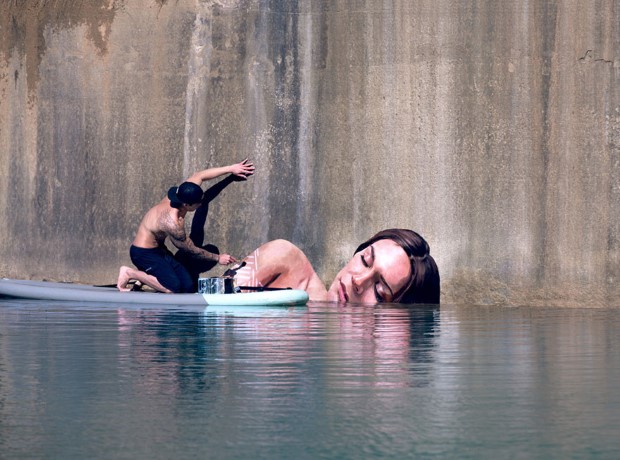 Sean Yoro Hulu Umelec maľuje nádherné portréty žien nad vodnou hladinou 1