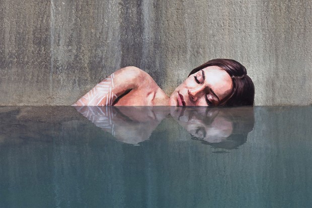 Sean Yoro Hulu Umelec maľuje nádherné portréty žien nad vodnou hladinoun 2