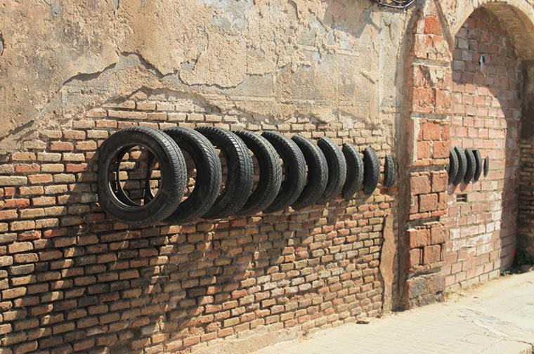 Street art diela vytvorené zo starých pneumatík Pneumatic-street-art-2