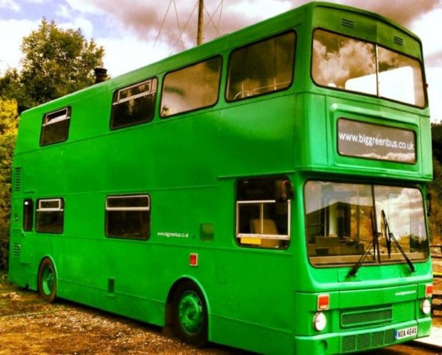 Adam Collier-Woods Big Green Bus Premena double-deckera na malý mobilný hotel 1