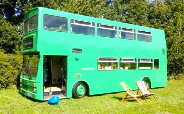 Adam Collier-Woods Big Green Bus Premena double-deckera na malý mobilný hotel 4