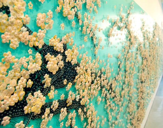 umelecke diela vytvorene z gombikov, koralkov a kolikov 8a