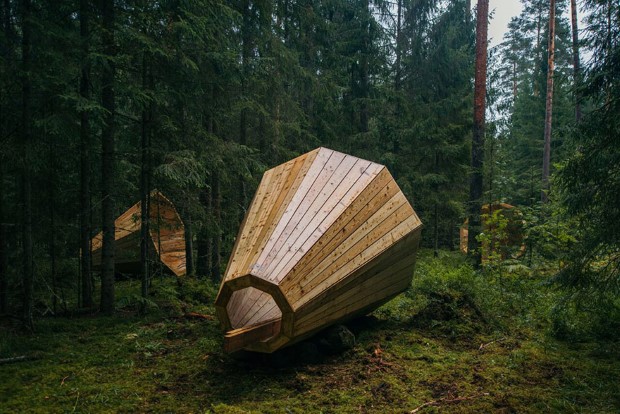 Obrovské drevené megafóny uprostred lesa zosilňujú zvuk lesa 1