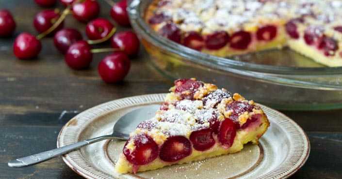 Čerešňový clafoutis naozaj stojí za vyskúšanie! Výsledkom je vláčny, voňavý, jemnučký letný koláč