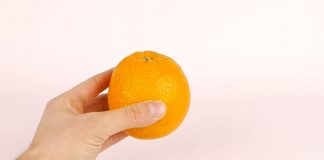 Šikovný spôsob ako olúpať mandarinku či pomaranč