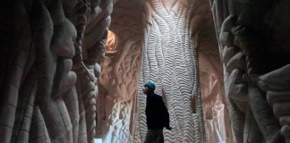 Umelec Ra Paulette strávil 10 rokov vytesávaním jaskyne