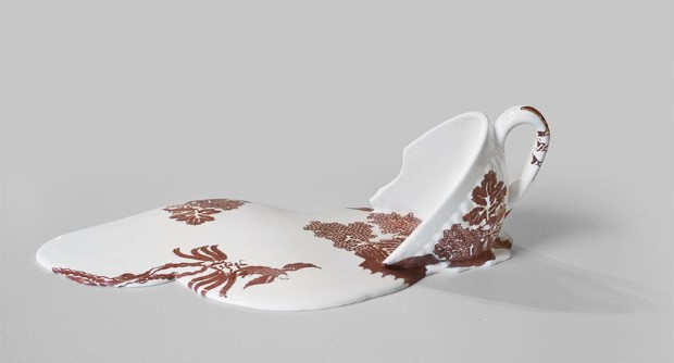 Livia Marin mení rozbitý porcelán tekutým efektom na umenie 11