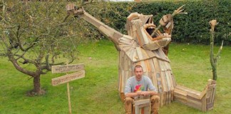 Odpadové drevo využíva na tvorbu úžasných sôch | Thomas Dambo