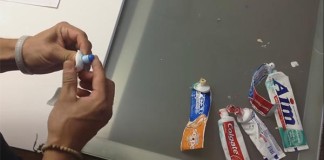Umelec maľuje portréty celebrít zubnou pastou