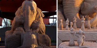 Socha slona z piesku hrajúceho šach s myšou