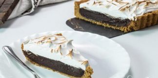 Nepečený s'mores tart s čokoládovým krémom a jemným snehom | Recept