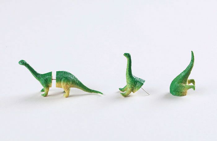 dinosaurie-nausnice-z-plastovych-hraciek-pre-modernu-praveku-zenu-2