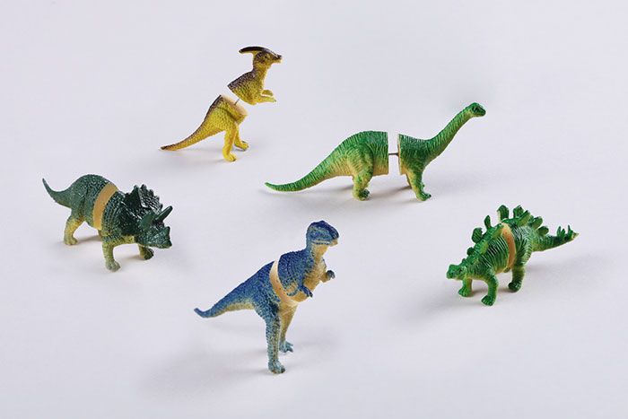 dinosaurie-nausnice-z-plastovych-hraciek-pre-modernu-praveku-zenu-5