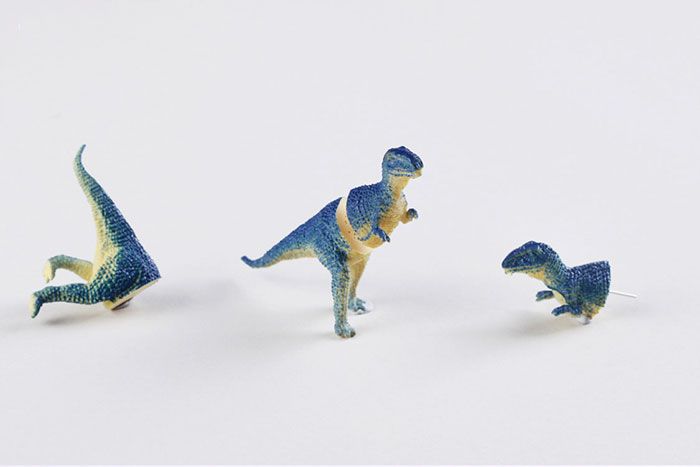 dinosaurie-nausnice-z-plastovych-hraciek-pre-modernu-praveku-zenu-6