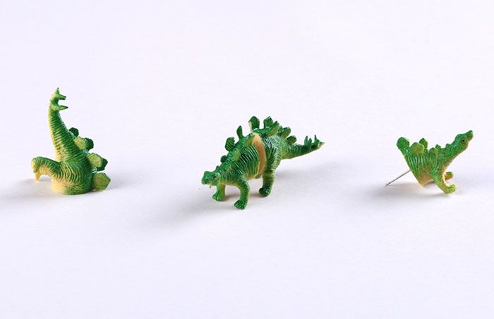 dinosaurie-nausnice-z-plastovych-hraciek-pre-modernu-praveku-zenu-7