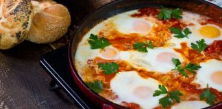 Shakshuka: Vajíčka v paradajkovej omáčke | Recept