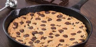 Čokoládový cookie koláč pripravený na panvici | Recept, ktorý si zamilujete!