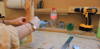 Plastové fľaše ako spojovací materiál k výrobe nábytku | Micaella Pedros