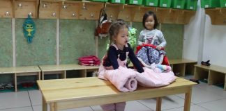 Obliekanie detí v montessori škôlke | Skvelý trik ako obliecť vetrovku