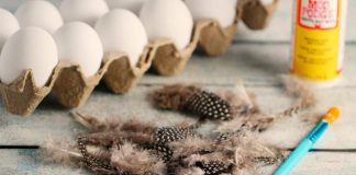 Veľkonočné vajíčka zdobené pierkami | Vtáčie pierka v spojení s technikou decoupage