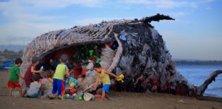 Veľryba z odpadu ako výstraha znečistenia oceánov plastami