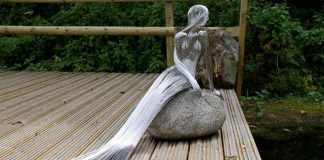 Figurálne sochy z oceľových drôtov, ktoré spájajú prírodu s fantáziou