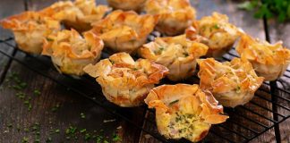 Mini quiche z krehkého filo cesta s vajíčkovo-slaninovou náplňou | Recept