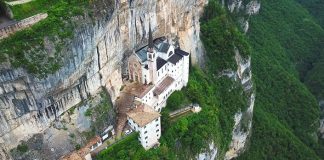 Santuario Madonna della Corona | Taliansky kostol na kraji útesu