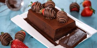 Čokoládová terina s jahodami máčanými v čokoláde | Recept na čokoterinu
